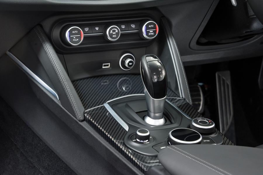 Детали интерьера Alfa Romeo Stelvio Quadrifoglio (949) 2019 года  (ZA) (фото 15 из 42)
